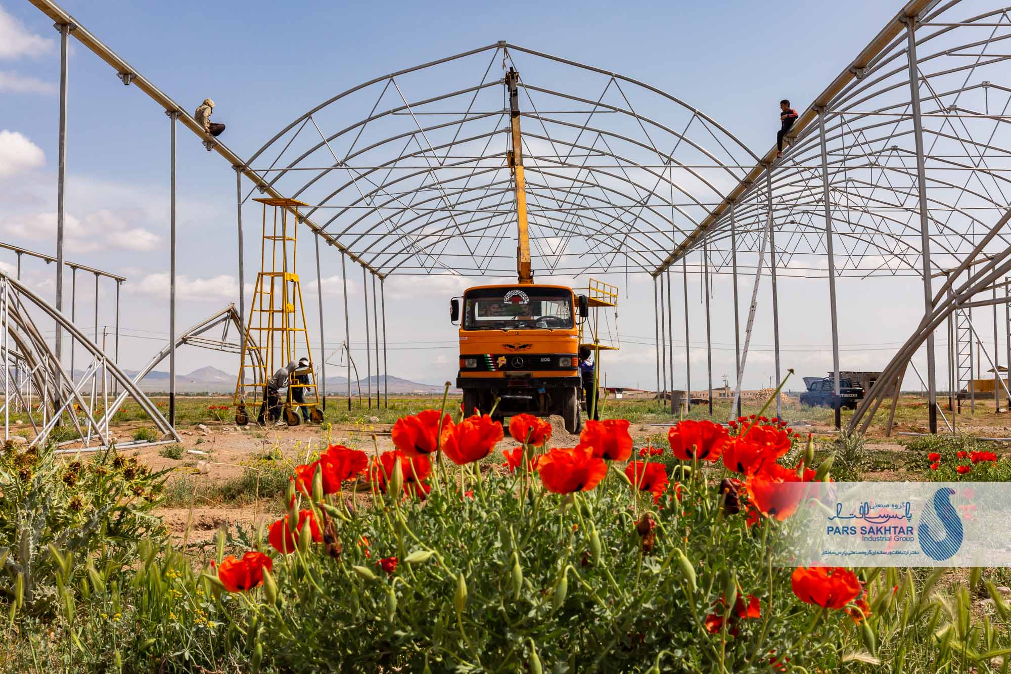عملیات احداث واحد مدرن گلخانه ای پلاستیکی در شهر تاکستان توسط شرکت پارس ساختار و همتا