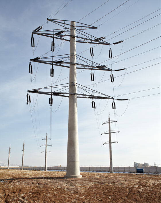 Self-standing concrete mast