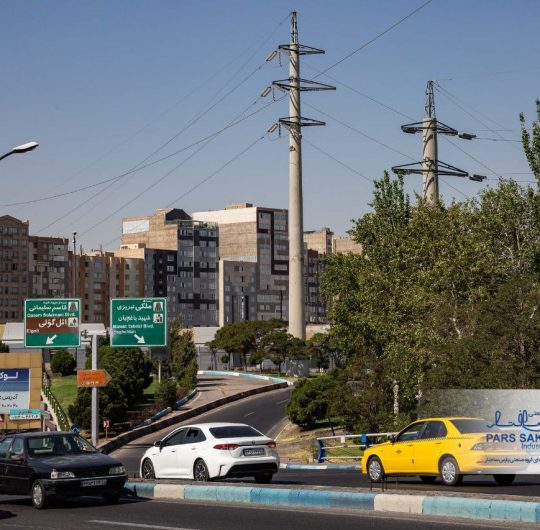 گزارش تصویری از خط ۱۳۲ کیلوولت در خیابان توانیر کلانشهر تبریز به عنوان رینک شرقی تبریز با استفاده از دکل های تک پایه خود ایستای بتنی پارس ساختار