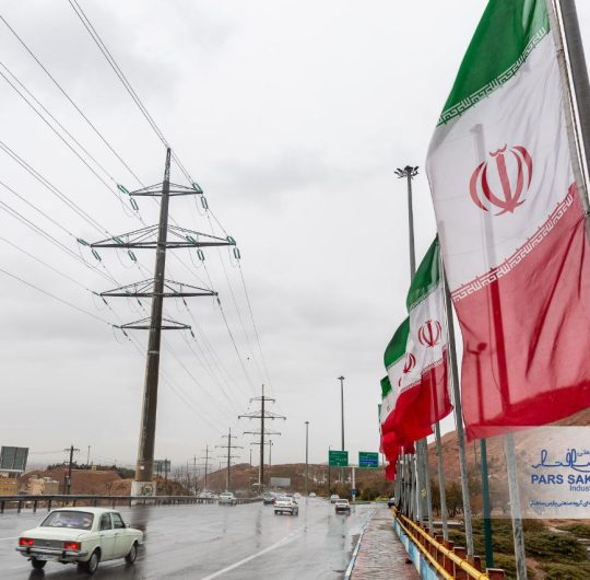 گزارش تصویری از خط ۱۳۲ کیلوولت در یک روز بارانی اتوبان پاسداران تبریز به عنوان رینک شمالی تبریز با استفاده از دکل های تک پایه خود ایستای بتنی پارس ساختار