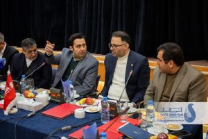 گزارش تصویری//نشست مشترک انجمن فولاد آذربایجان و بانک شهر با حضور دکتر نواده اباذر مدیر ارشد اجرایی گروه صنعتی پارس ساختار و رئیس انجمن فولاد آذربایجان ، دکتر عطاران رییس هیئت مدیره بانک شهر در سالن آمفی تئاتر هتل گسترش تبریز