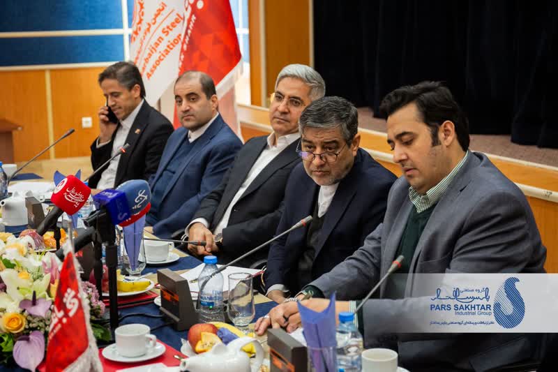 گزارش تصویری//نشست مشترک انجمن فولاد آذربایجان و بانک شهر با حضور دکتر نواده اباذر مدیر ارشد اجرایی گروه صنعتی پارس ساختار و رئیس انجمن فولاد آذربایجان ، دکتر عطاران رییس هیئت مدیره بانک شهر در سالن آمفی تئاتر هتل گسترش تبریز