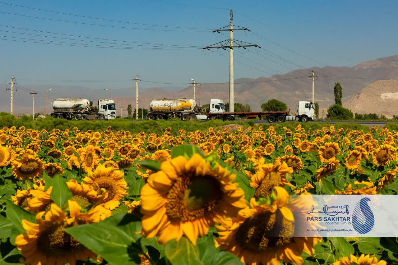 ایستادگی در میان زیبایی….✨  دکل‌های تک‌پایه خودایستای بتنی پارس ساختار؛ نمادی از پایداری و قدرت که در میان گرمای خورشید و رنگ‌های زنده آفتابگردان، نه تنها نفوذی نیست، بلکه بخشی از این منظره‌ی بی‌نظیر شده است.  گاهی برای باشکوه بودن، لازم نیست بر طبیعت غلبه کرد، بلکه باید در کنار آن ایستاد.»  💢 گزارش تصویری از پروژه ماندگار “خط انتقال ۱۳۲ کیلوولت دو مداره سیمان آذرآبادگان خوی”      💎پارس ساختار نماد تلاش و پویایی