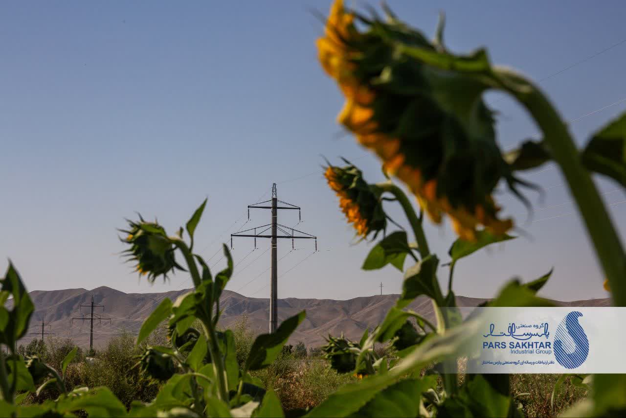 ایستادگی در میان زیبایی….✨  دکل‌های تک‌پایه خودایستای بتنی پارس ساختار؛ نمادی از پایداری و قدرت که در میان گرمای خورشید و رنگ‌های زنده آفتابگردان، نه تنها نفوذی نیست، بلکه بخشی از این منظره‌ی بی‌نظیر شده است.  گاهی برای باشکوه بودن، لازم نیست بر طبیعت غلبه کرد، بلکه باید در کنار آن ایستاد.»  💢 گزارش تصویری از پروژه ماندگار “خط انتقال ۱۳۲ کیلوولت دو مداره سیمان آذرآبادگان خوی”      💎پارس ساختار نماد تلاش و پویایی