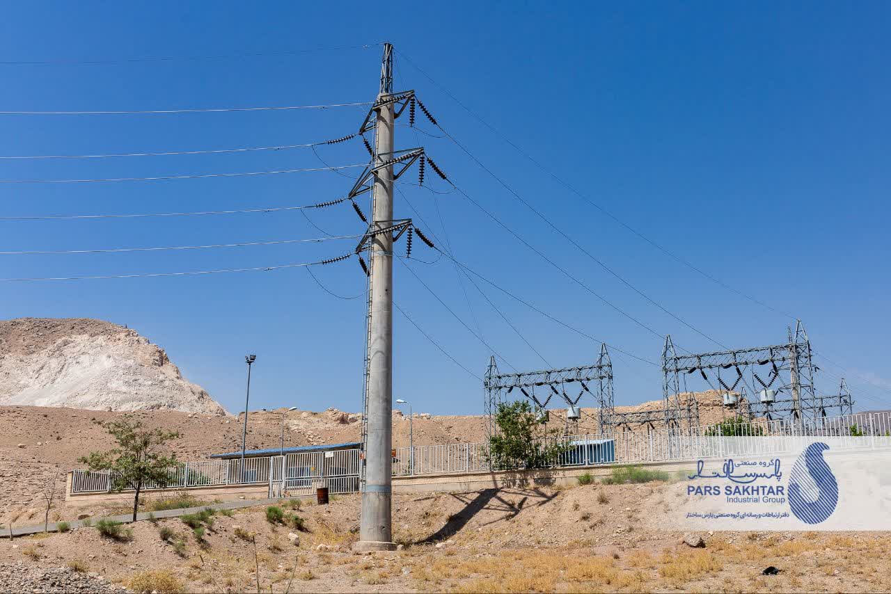 ایستادگی در میان زیبایی….✨  دکل‌های تک‌پایه خودایستای بتنی پارس ساختار؛ نمادی از پایداری و قدرت که در میان گرمای خورشید و رنگ‌های زنده آفتابگردان، نه تنها نفوذی نیست، بلکه بخشی از این منظره‌ی بی‌نظیر شده است.  گاهی برای باشکوه بودن، لازم نیست بر طبیعت غلبه کرد، بلکه باید در کنار آن ایستاد.»  💢 گزارش تصویری از پروژه ماندگار “خط انتقال ۱۳۲ کیلوولت دو مداره سیمان آذرآبادگان خوی”      💎پارس ساختار نماد تلاش و پویایی