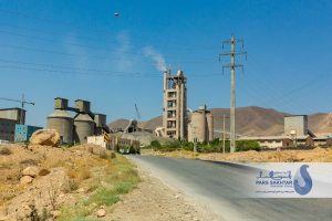 ایستادگی در میان زیبایی….✨  دکل‌های تک‌پایه خودایستای بتنی پارس ساختار؛ نمادی از پایداری و قدرت که در میان گرمای خورشید و رنگ‌های زنده آفتابگردان، نه تنها نفوذی نیست، بلکه بخشی از این منظره‌ی بی‌نظیر شده است.  گاهی برای باشکوه بودن، لازم نیست بر طبیعت غلبه کرد، بلکه باید در کنار آن ایستاد.»  💢 گزارش تصویری از پروژه ماندگار “خط انتقال ۱۳۲ کیلوولت دو مداره سیمان آذرآبادگان خوی”      💎پارس ساختار نماد تلاش و پویایی