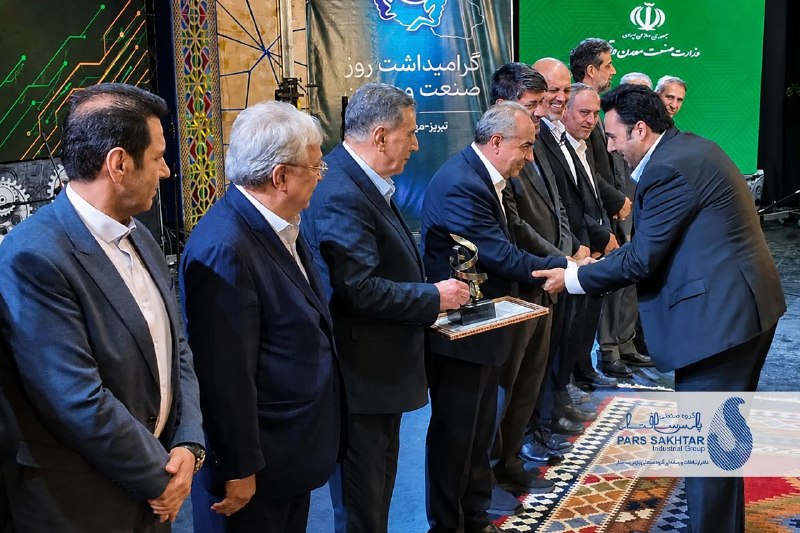 از نوآوری در صنعت برق تا توسعه زنجیره فولاد؛  تقدیر جامعه صنعت از مهندس اباذر  مهندس اباذر، رئیس هیئت عامل گروه صنعتی پارس ساختار، به پاس سال‌ها فعالیت، نوآوری و نقش‌آفرینی در صنعت، به عنوان پیشکسوت برگزیده صنعت آذربایجان شرقی معرفی و تجلیل شد.